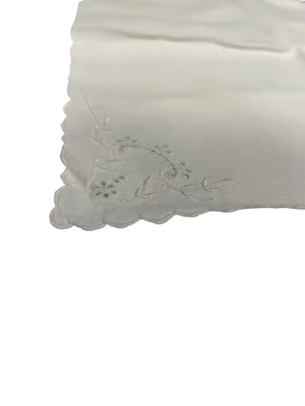 Set of 12 Vintage White Embroidered Napkins / Handkerchief Set With Scalloped Ed